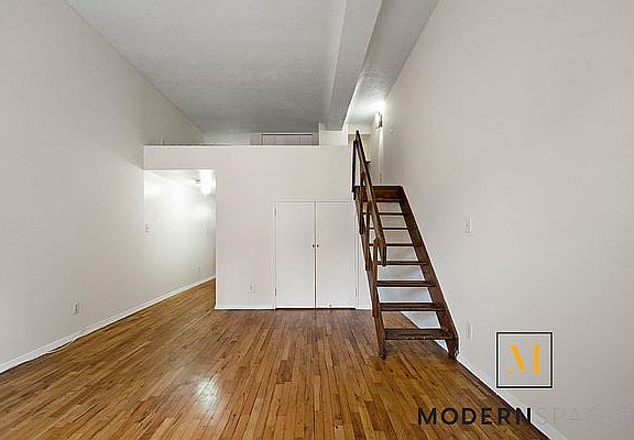 3rd image of 100 W 72nd St APT 3F