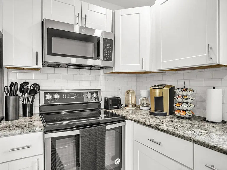 2737 Stuart Dr — Photo 2
