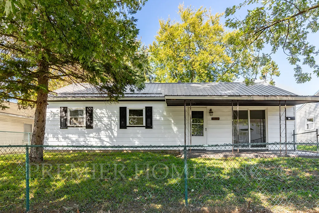 3 bed, 1008 sqft, $1,495 — Photo 1