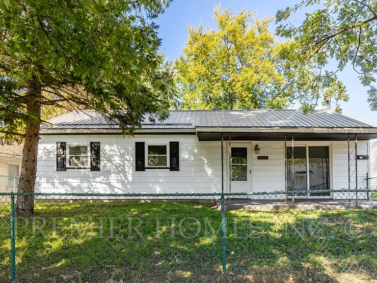 1809 Endrow Ave NE — Photo 1