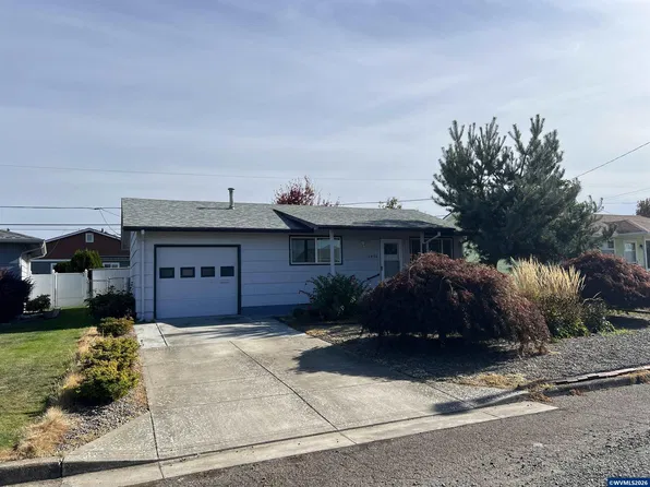 1456 Country Club Cir, Woodburn, OR 97071
