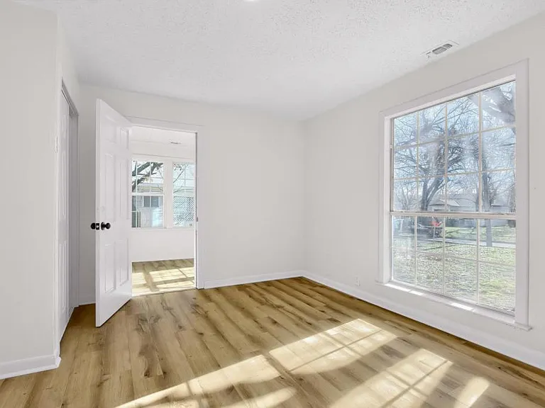 1313 E Lamar St — Photo 15