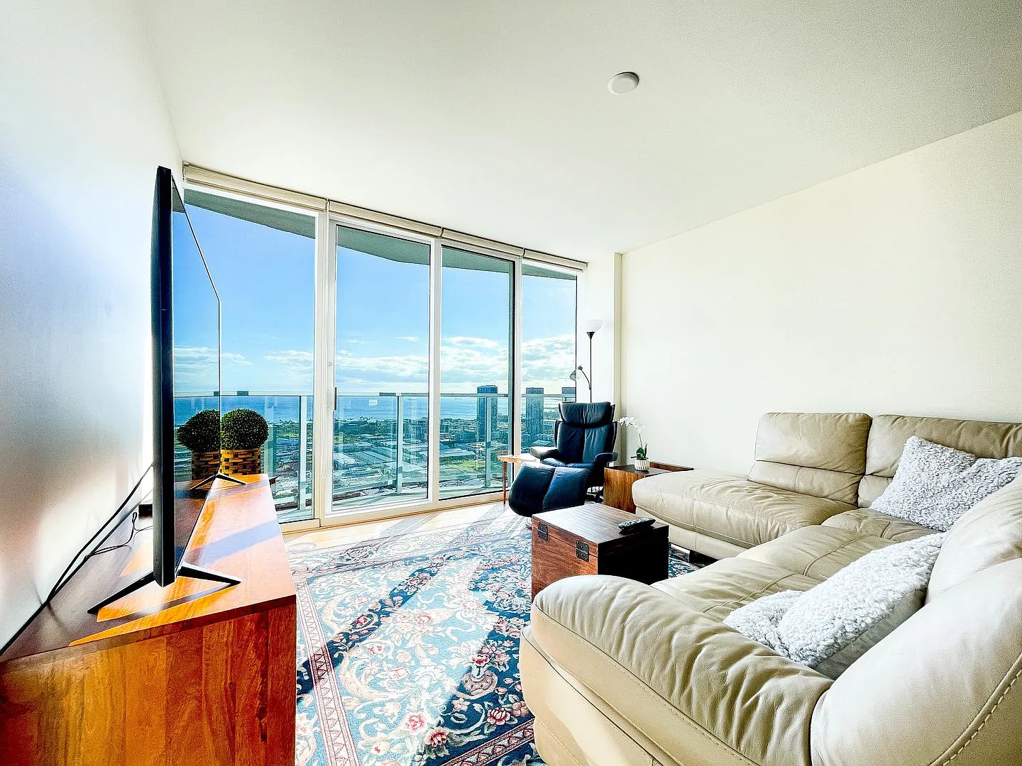 Furnished Symphony Condo with Direct Ocean Views and Two Parking — Photo 3