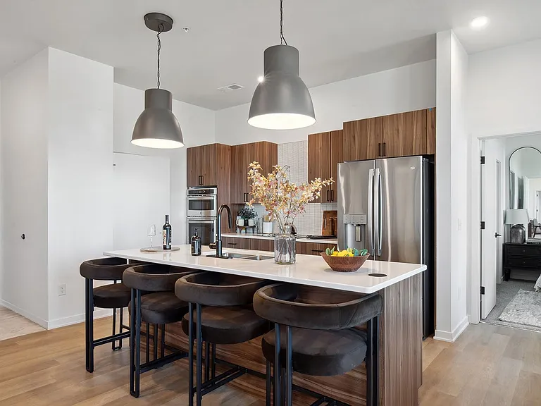 37 West Farnam — Photo 7