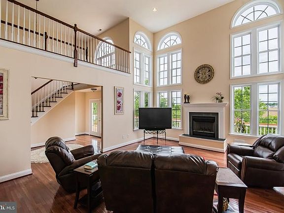 3rd image of 6 Smith Farm Dr