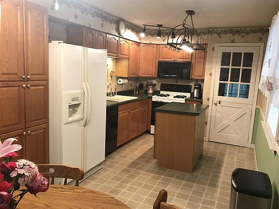 4th image of 325 Sharen St