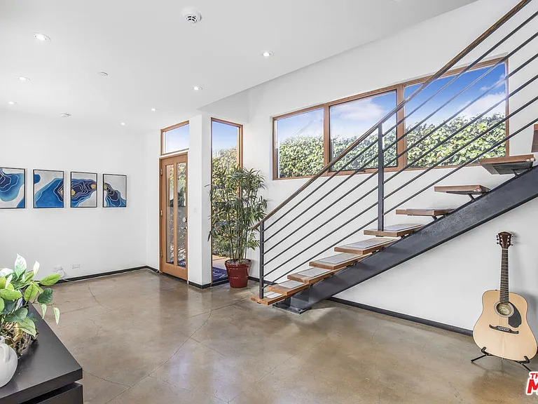 661 Broadway St — Photo 17