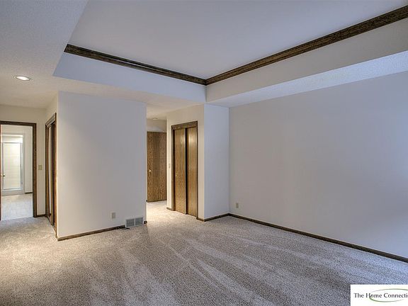 3rd image of 822 N 131st Ct