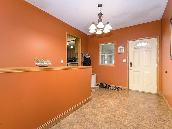 5th image of 233 W King St