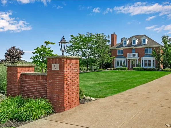 9 Grand View Trl, Orchard Park, NY 14127
