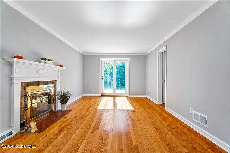5th image of 135 Winthrop Avenue