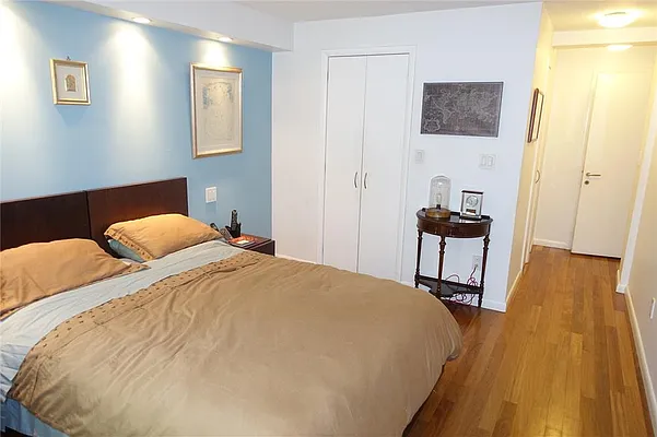 Sold by R New York | media 7