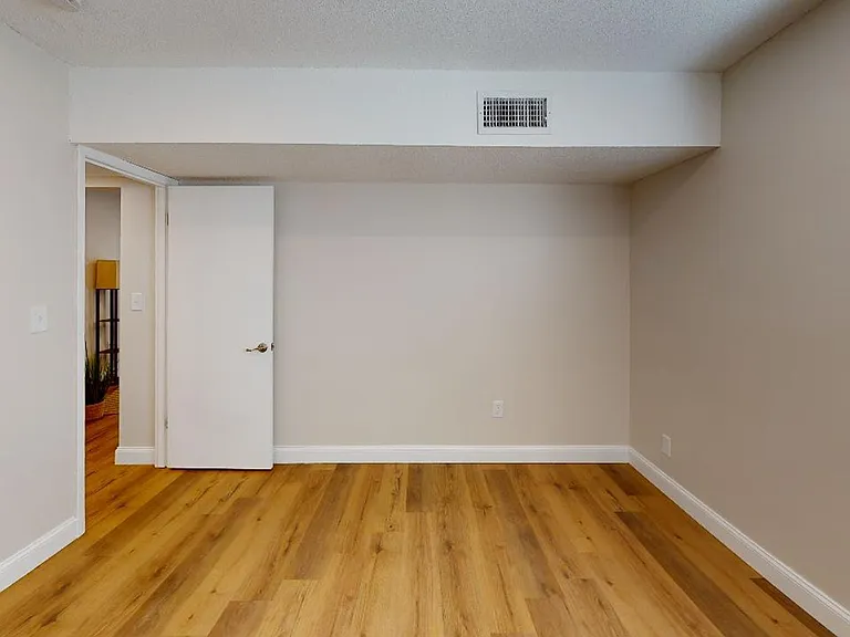129 E Amelia St — Photo 19