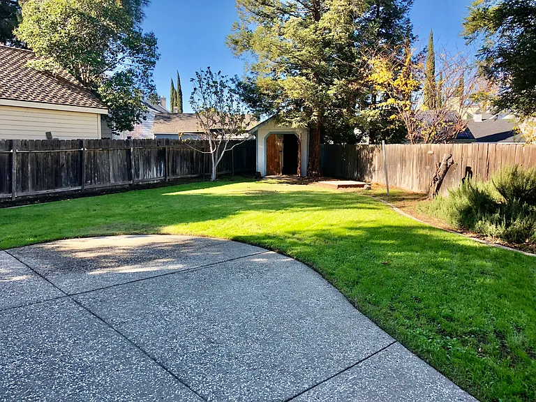 761 Rockport Ct — Photo 3