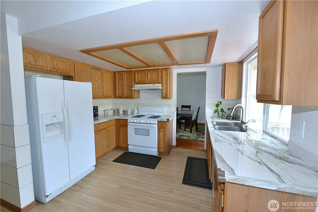 4 bed, 2.5 bath, 2150 sqft, $3,500 — Photo 4