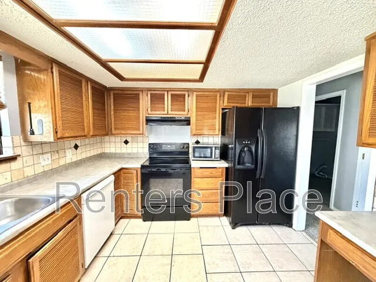 1920 N Desert Palm Ave — Photo 6