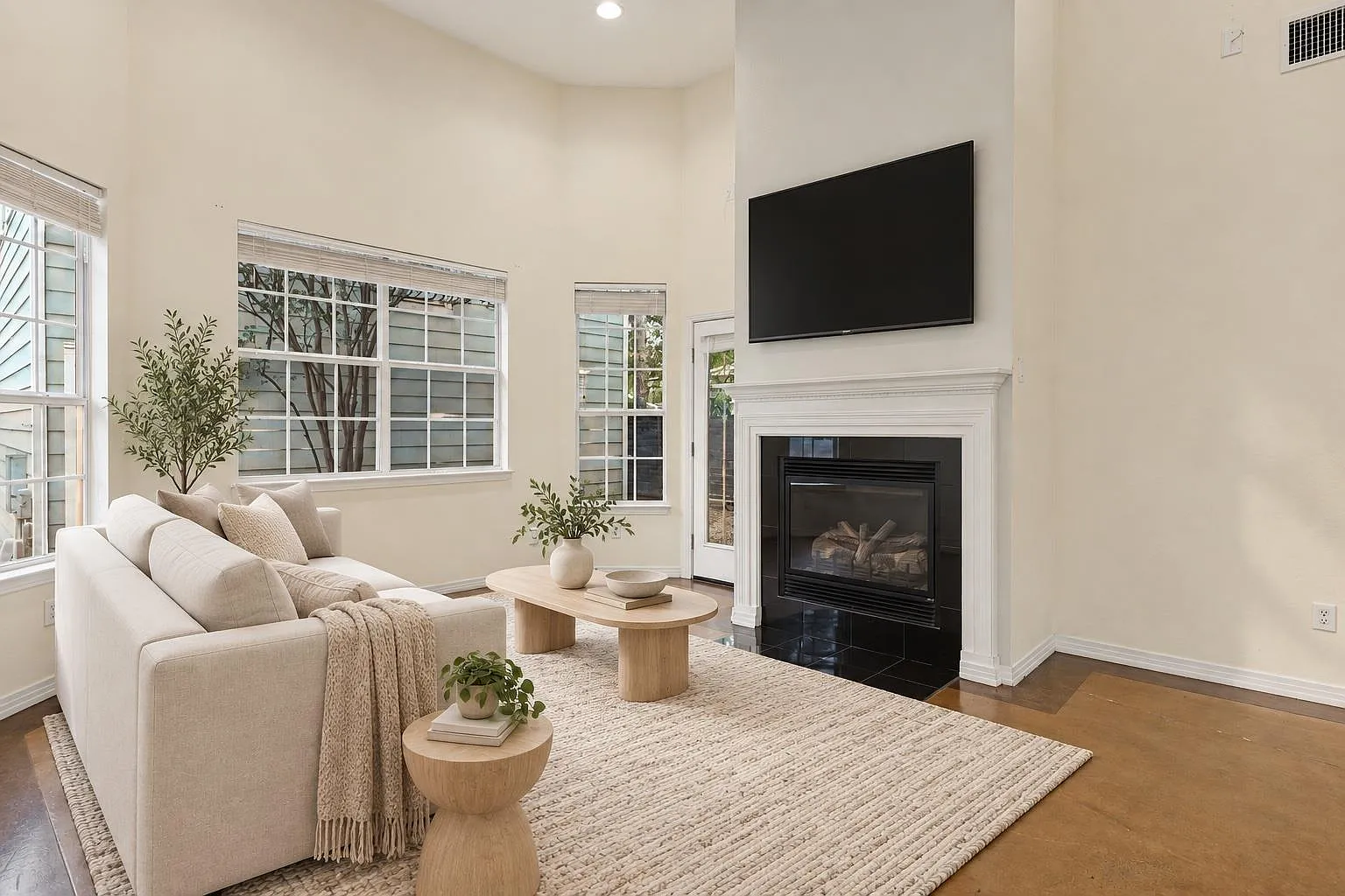 3 bed, 2.5 bath, 1844 sqft, $3,200 — Photo 3