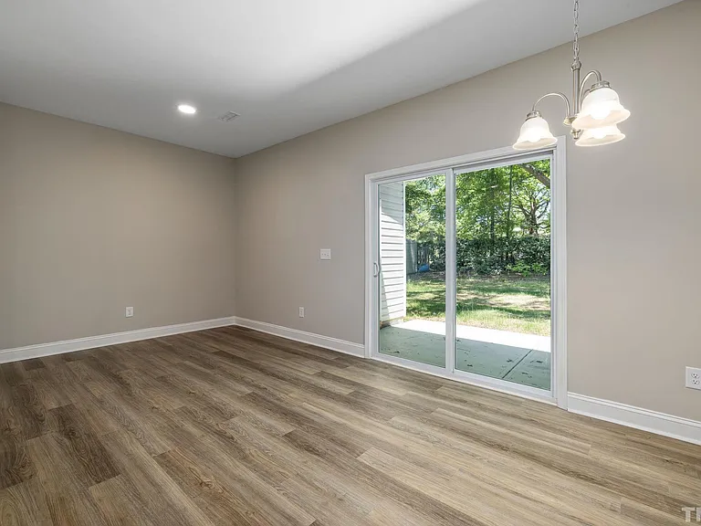 335 E Pine Ave — Photo 11
