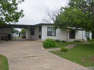 1210 W Hondo Ave, Devine, TX 78016