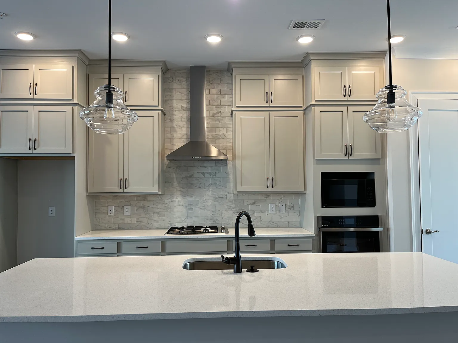 4 bed, 2400 sqft, $3,795 — Photo 3