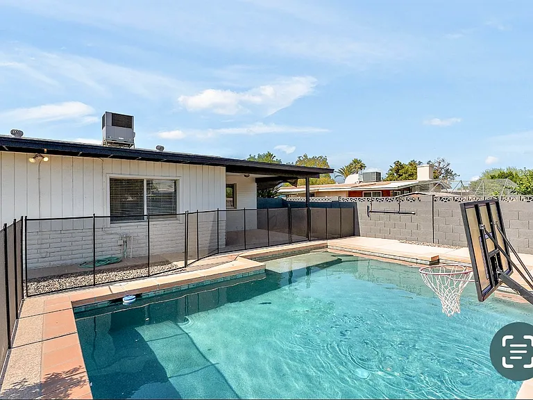1410 E Bishop Dr — Photo 2