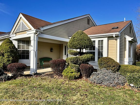 2nd image of 1085B Canterbury Dr