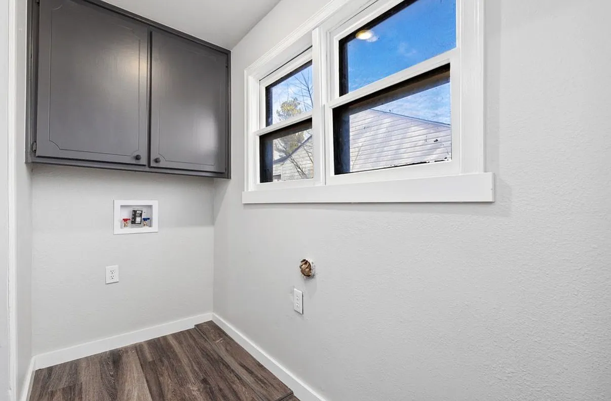 100 Slant Street — Photo 3