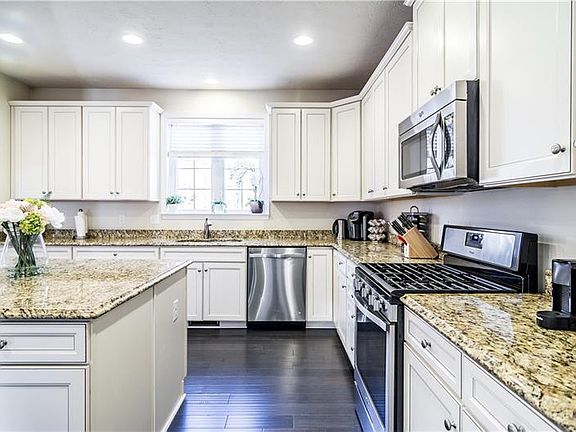 4th image of 325 Eagle Dr