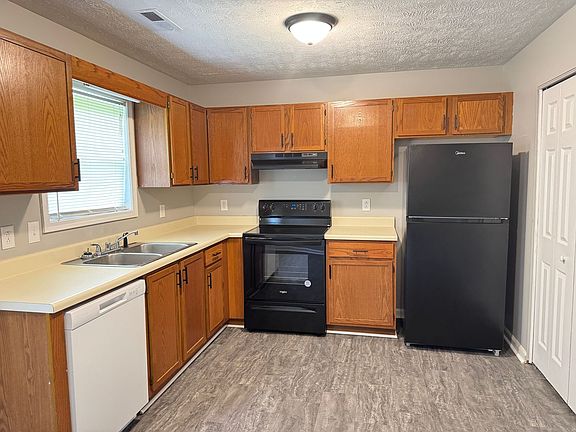 4th image of 1720 Baltimore Dr APT B