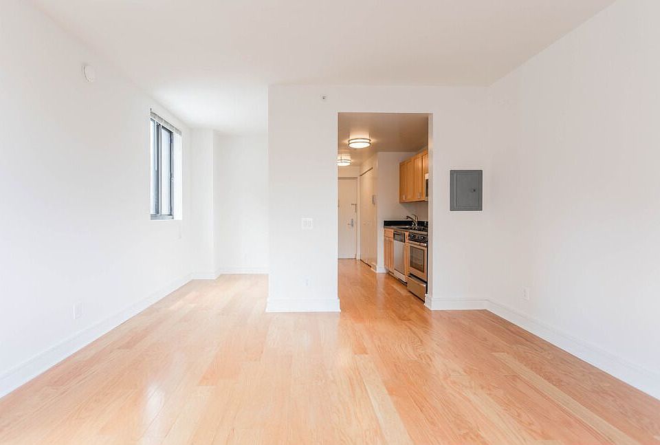 1st image of 323 W 96th St APT 913