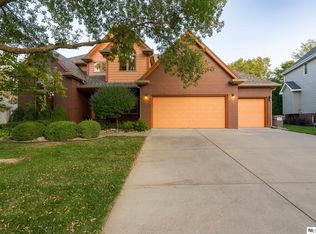 6048 Cross Creek Rd, Lincoln, NE 68516