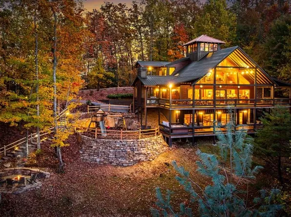 904 Raccoon Rd, Blue Ridge, GA 30513