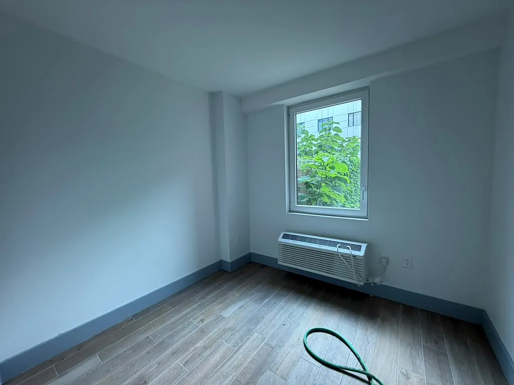 1143 Hoe Ave — Photo 1
