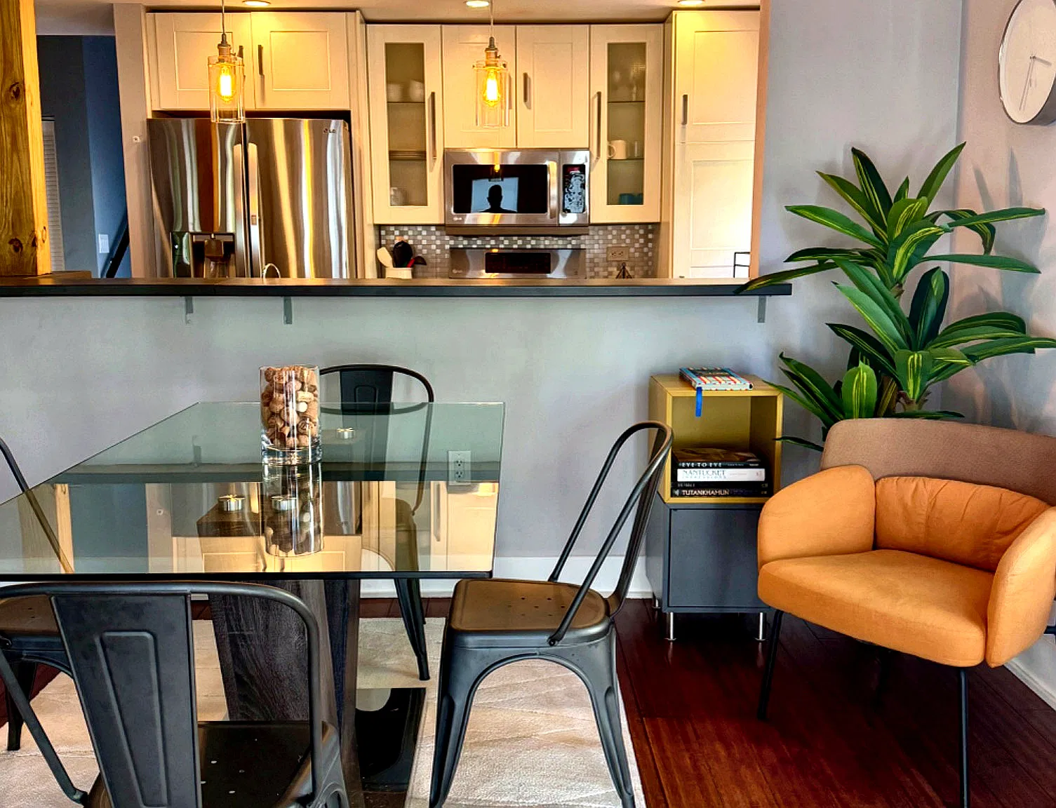 2 bed, 2.5 bath, 1450 sqft, $6,000 — Photo 2