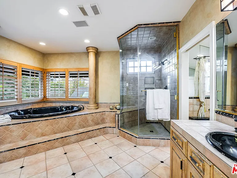 4063 Benedict Canyon Dr — Photo 47