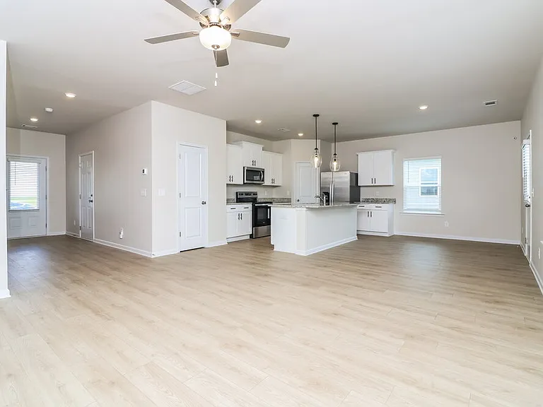643 Mackenzie Cv — Photo 6
