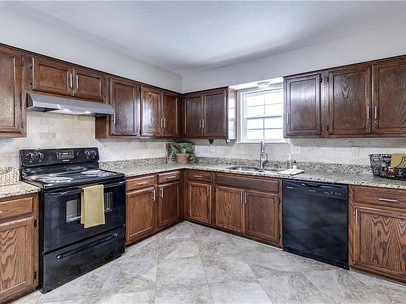 5th image of 3720 SE 24th St