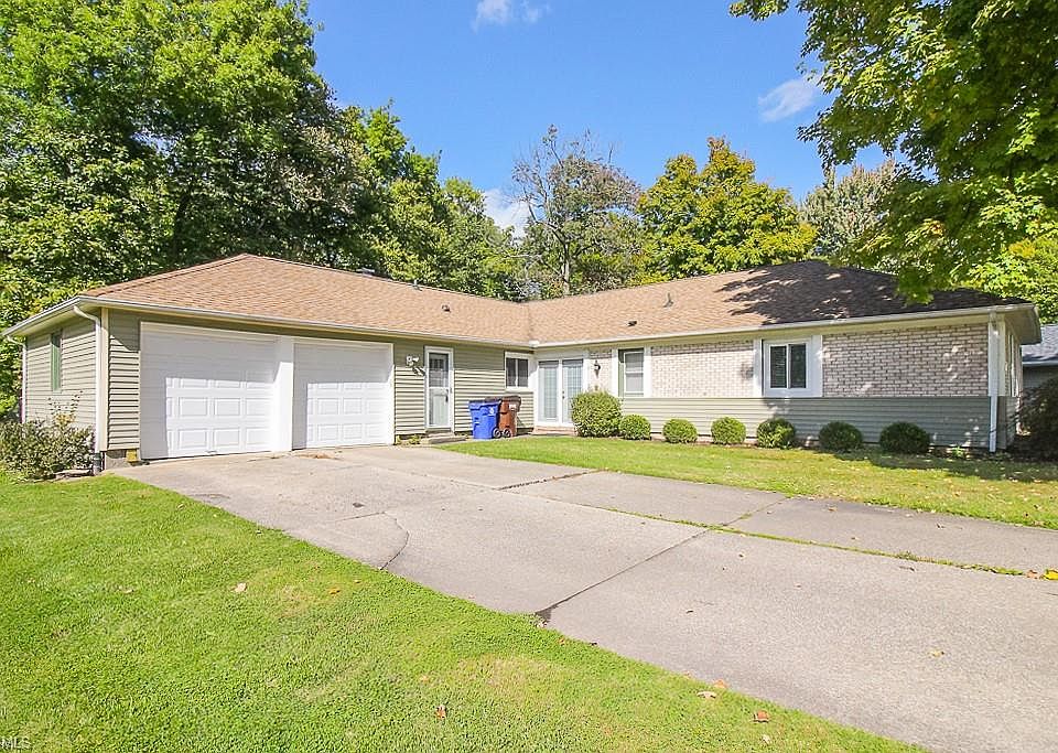 1st image of 210 N Park Dr