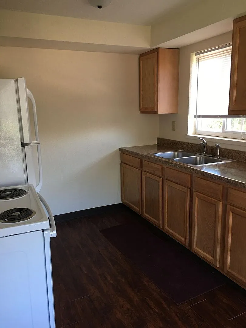 Cozy 2 Bedroom Apartment Available! — Photo 2