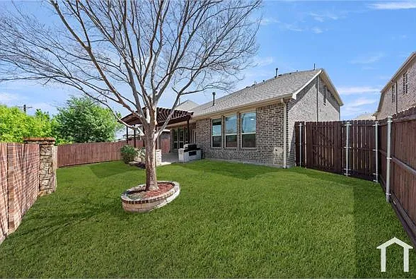 740 Sundrop Dr — Photo 2