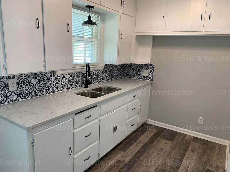 1043 N Terrace Dr — Photo 2