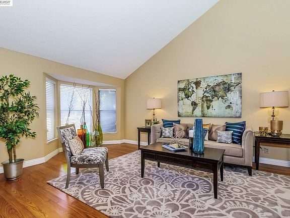 4th image of 990 Hollyhock Dr