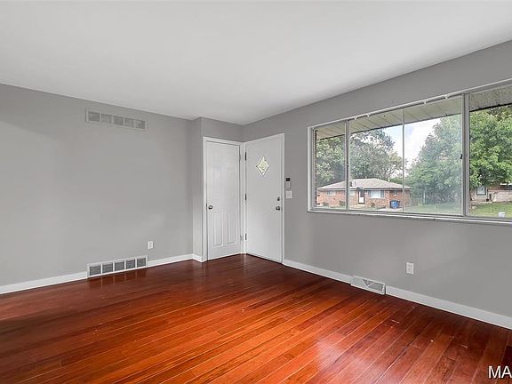 2nd image of 1136 Cove Ln