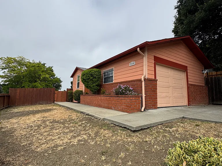 2230 Redwood St — Photo 1