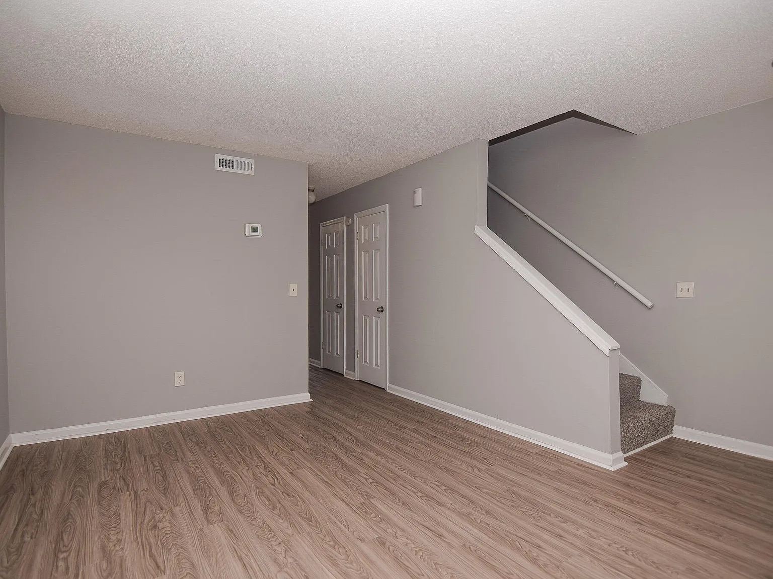 2 bed, 1.5 bath, 1007 sqft, $1,350 — Photo 2