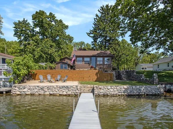 146 W Crooked Lake Dr, Kalamazoo, MI 49009