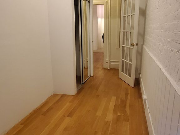4th image of 554 W 50th St APT 1RE
