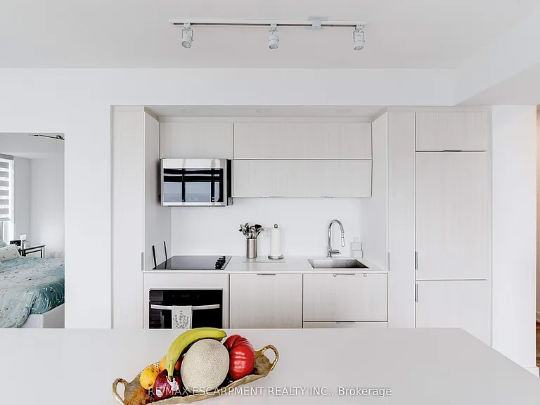 370 Martha St #1707 — Photo 9