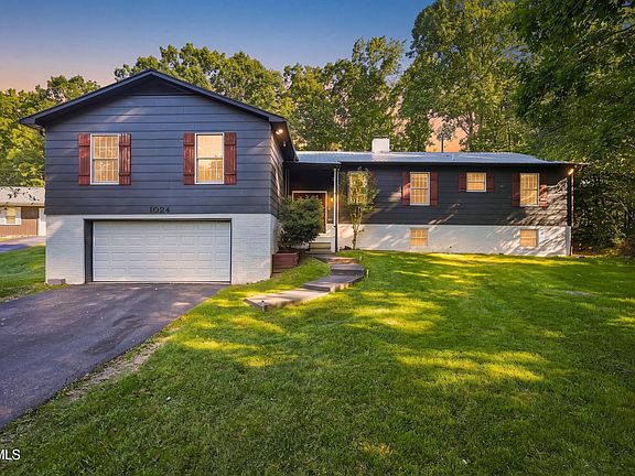 2nd image of 1034 Circle Dr SE