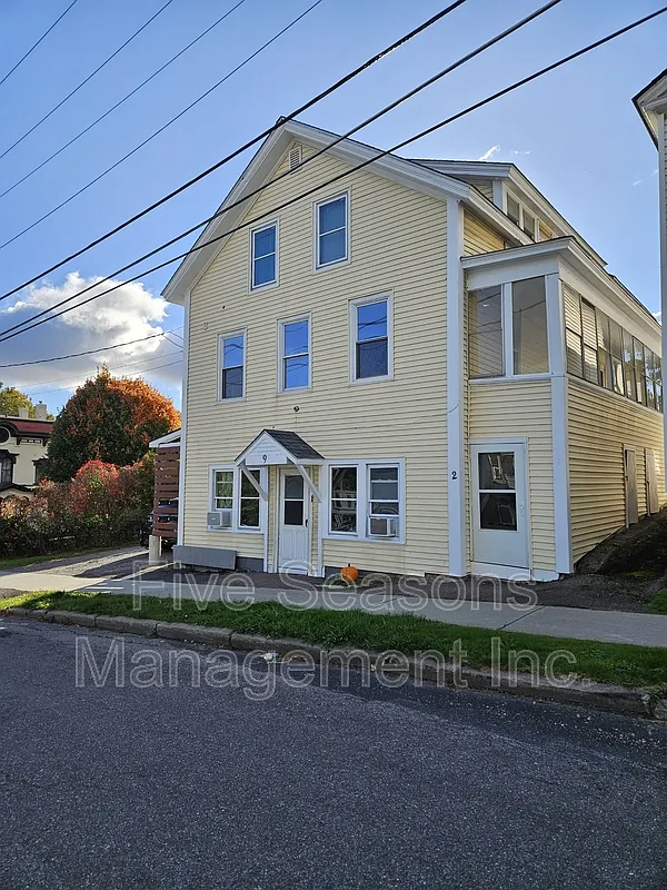 4 bed, 2.0 bath, 1000 sqft, $3,920 — Photo 1
